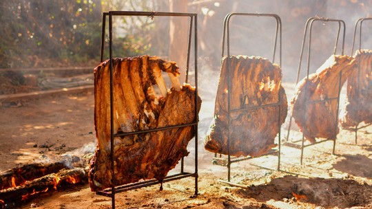Churrasco gaúcho tradicional é assado no fogo de chão; saiba como fazer