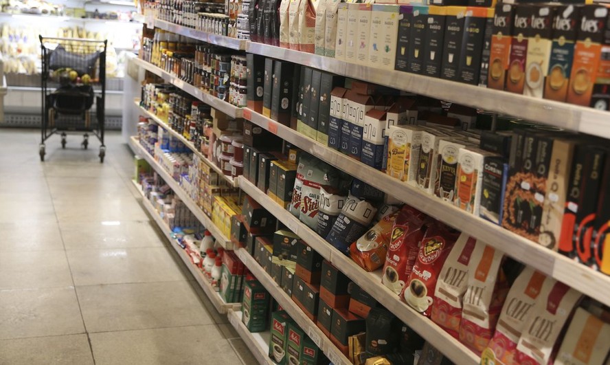 Alta dos preços faz faltar café, ovos, azeite e açúcar nos supermercados