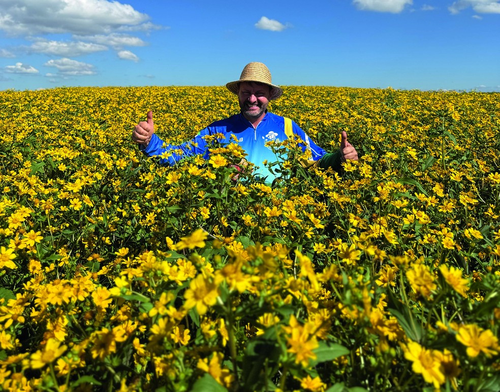 O produtor Laercio Dalla Vecchia recebe 2.000 pessoas por ano para mostrar práticas sustentáveis — Foto: Arquivo pessoal
