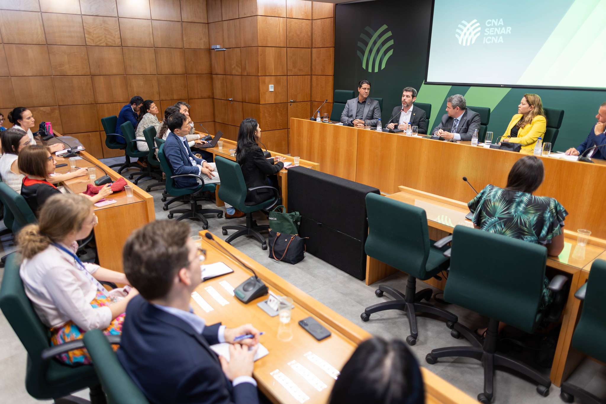 CNA reúne diplomatas para discutir sistema sanitário das carnes do Brasil