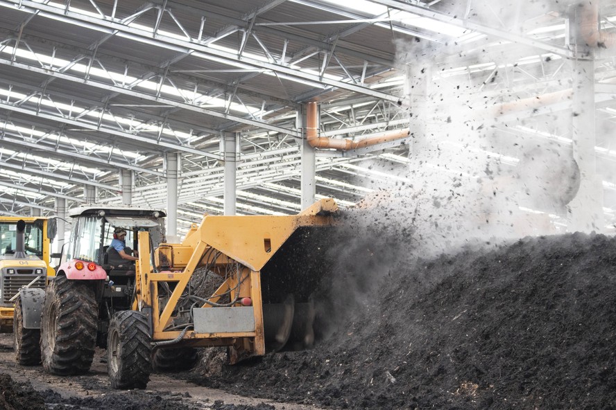 Revolvimento de resíduos na Tera Ambiental; fertilizante produzido a partir de lodo permite economia com adubação