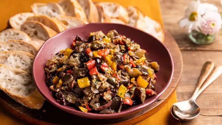 Delícia vegetariana: como fazer caponata de berinjela no forno