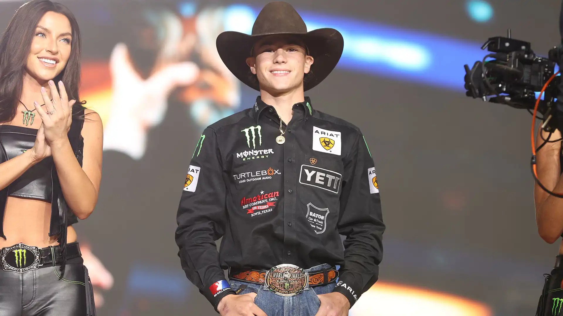 Filho de brasileiro, peão de 20 anos domina touro e lidera etapa da PBR na Flórida