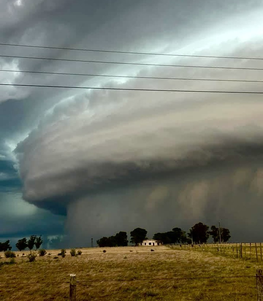 Supercélula de chuva registrada no Uruguai, a 200km do Brasil