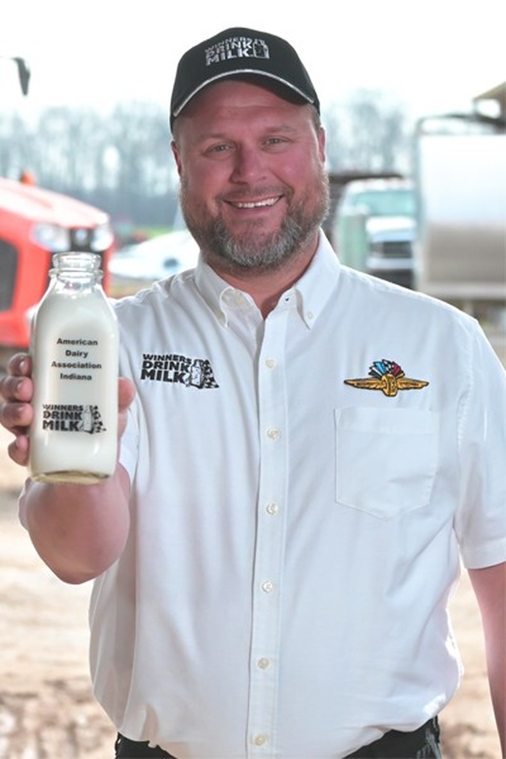 Kerry Estes vai entregar o leite da vitória ao campeão das 500 Milhas de Indianápolis de 2023 — Foto: American Dairy Farmers Indiana