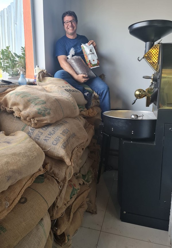 Cristiano Abdalla torra e exporta cafés especiais — Foto: Divulgação