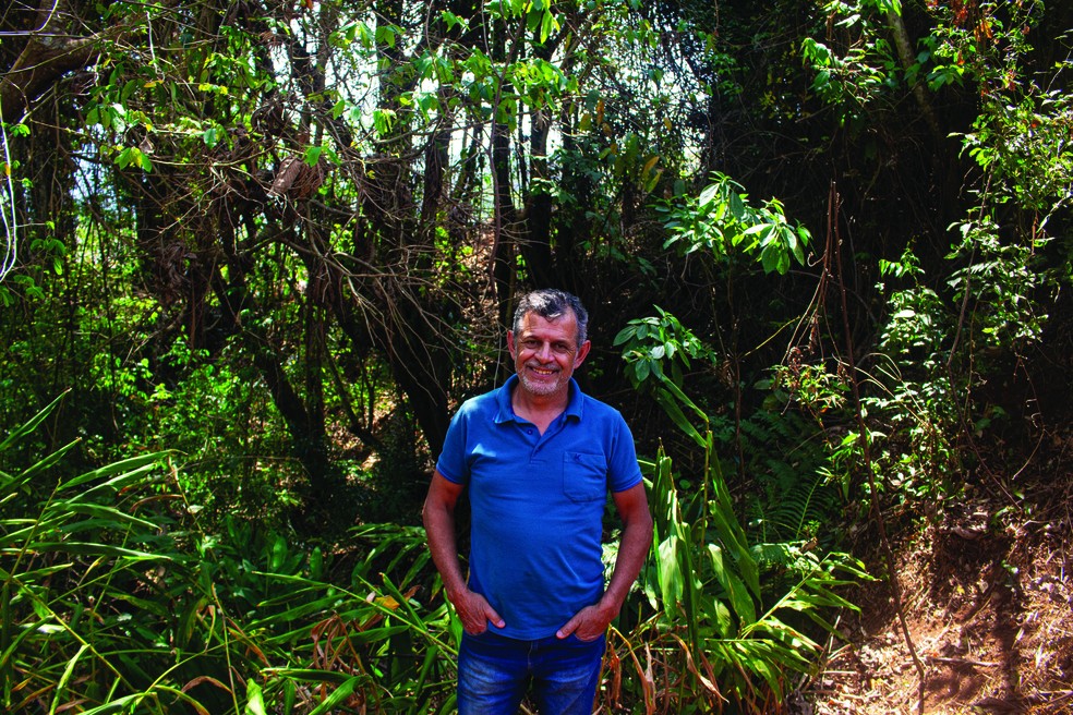 O produtor Vanildo de Oliveira Bastos mantém 4 hectares de mata nativa: reforço do potencial hidríco da propriedade — Foto: Thiago Rodrigues