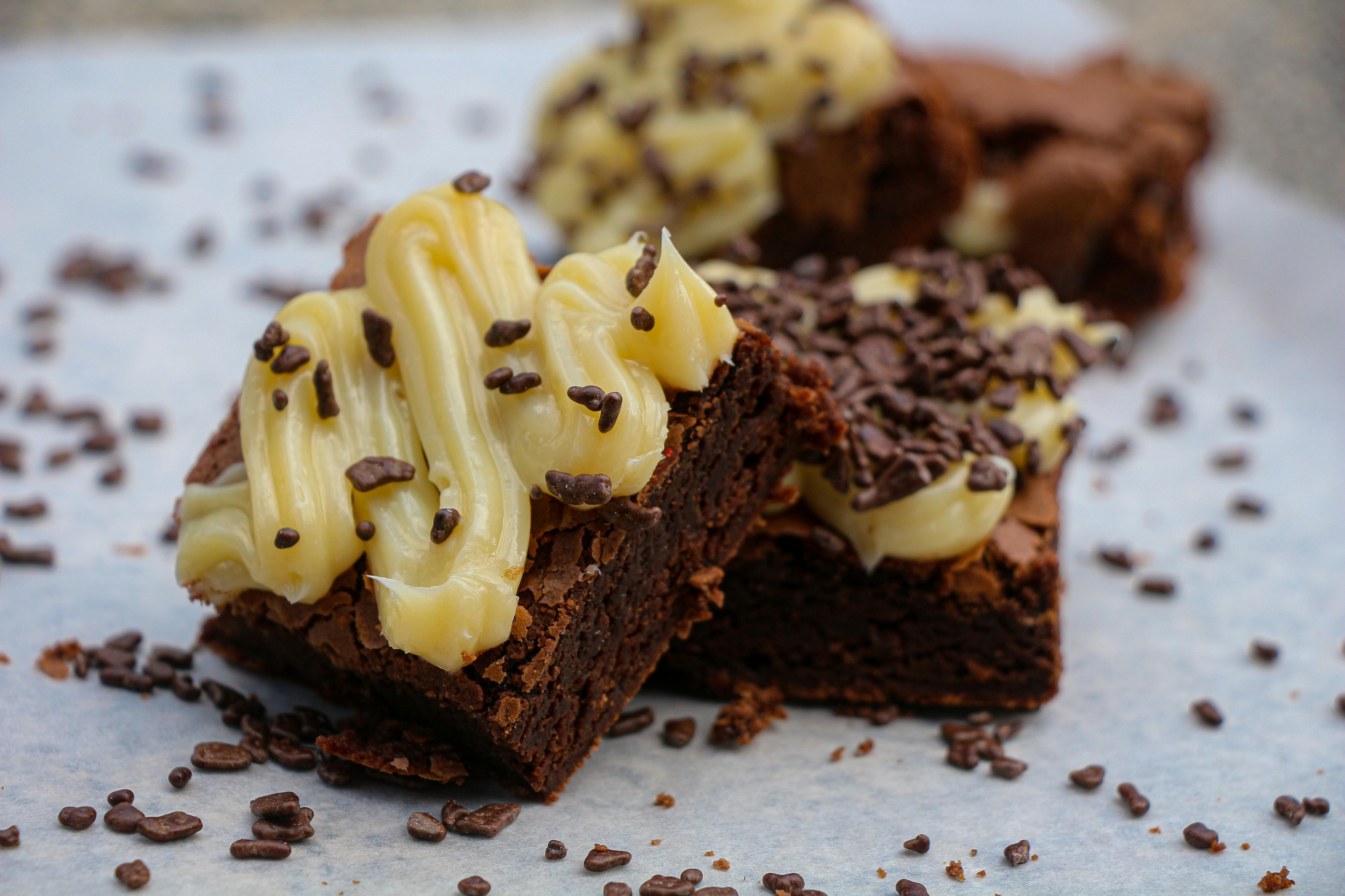 Brownie com brigadeiro branco: opção para adoçar o Dia das Mães