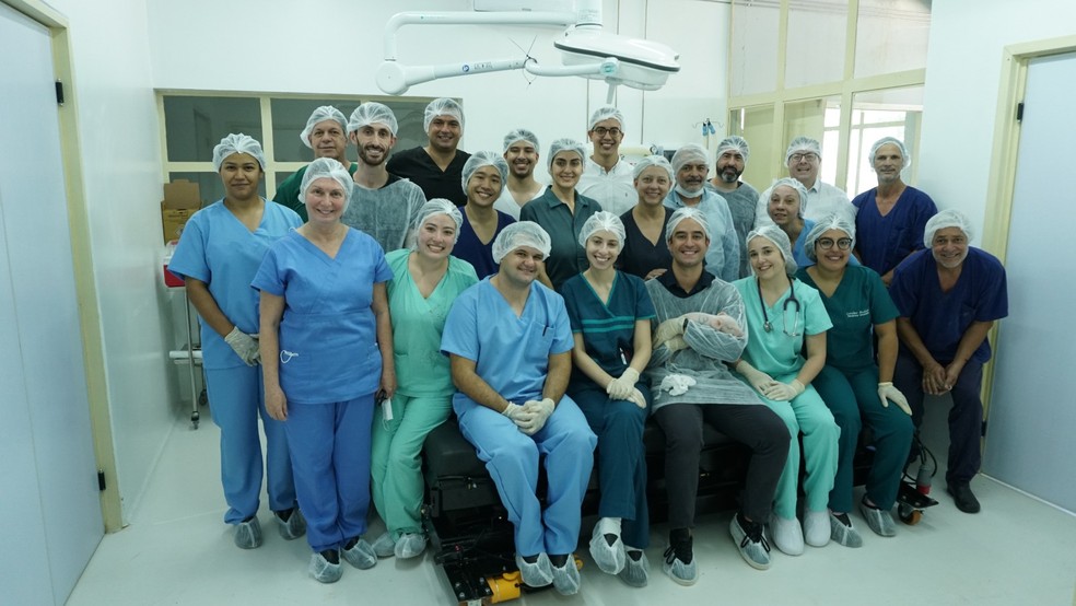 Equipe do Instituto de Zootecnia com o suíno Boreal — Foto: Divulgação