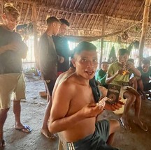 Povo indígena Yanomami na colheita de cacau — Foto: Divulgação