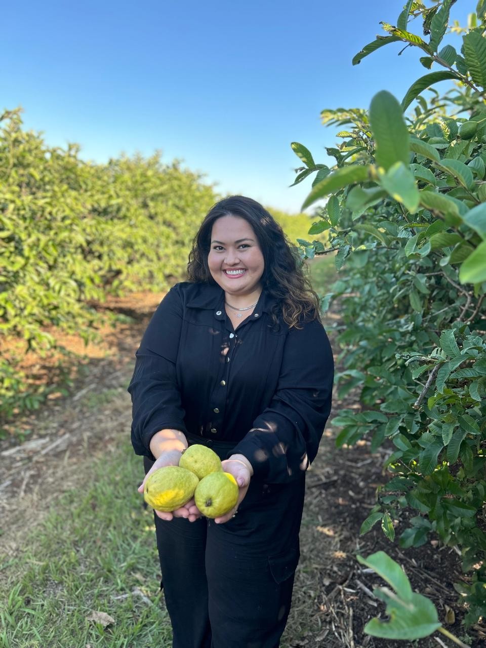 Jovem vê oportunidade na fartura de frutas em sua cidade e apoia produtores locais