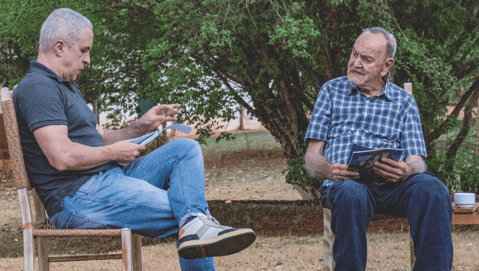 Zé Hamilton e Patrick Cruz, editor-chefe da Globo Rural: o veterano já não escreve mais, mas continua editando. Nem livro publicado escapa — Foto: Thiago de Jesus