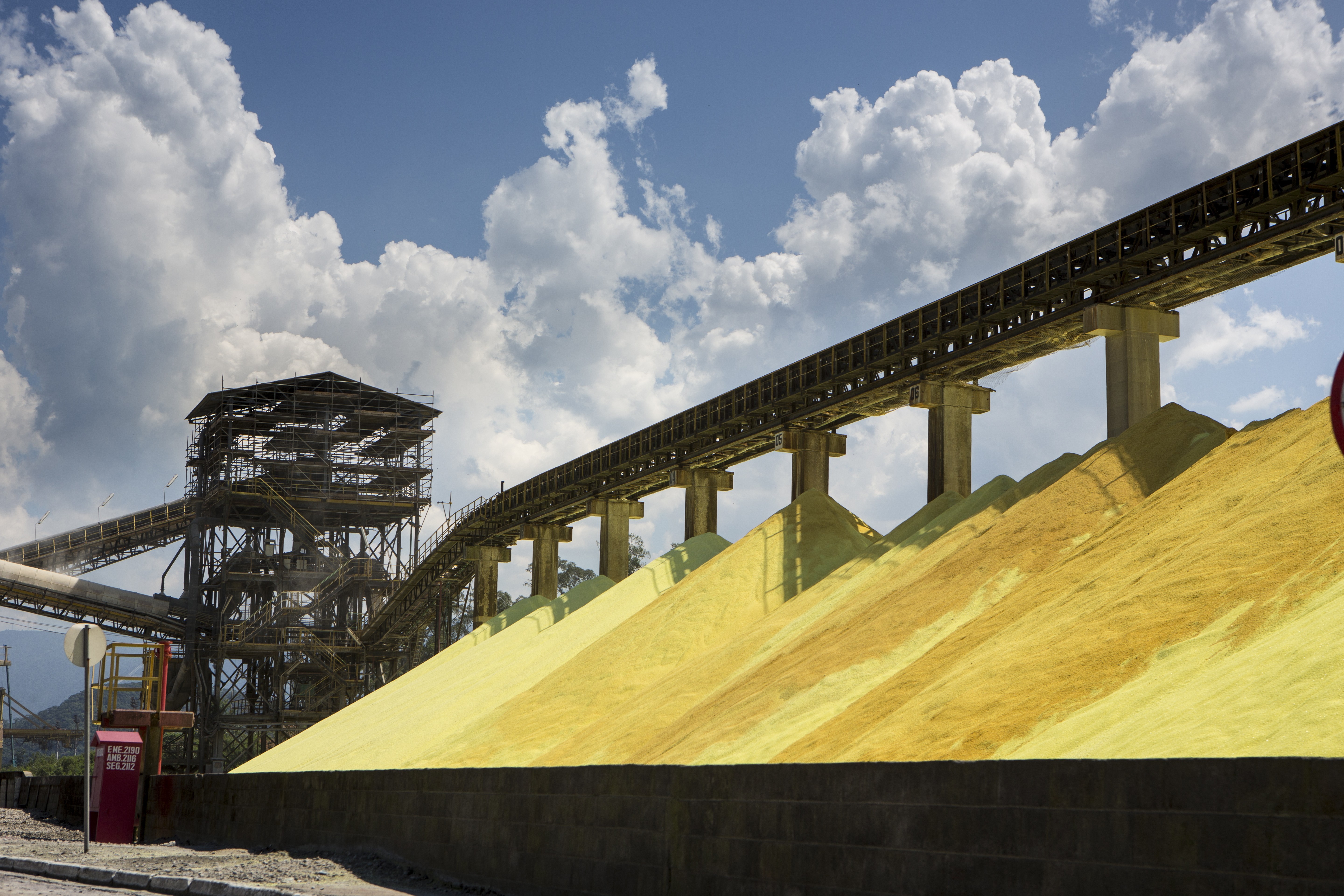 Amônia e enxofre têm alta de preços e podem afetar setor de fertilizantes, diz relatório