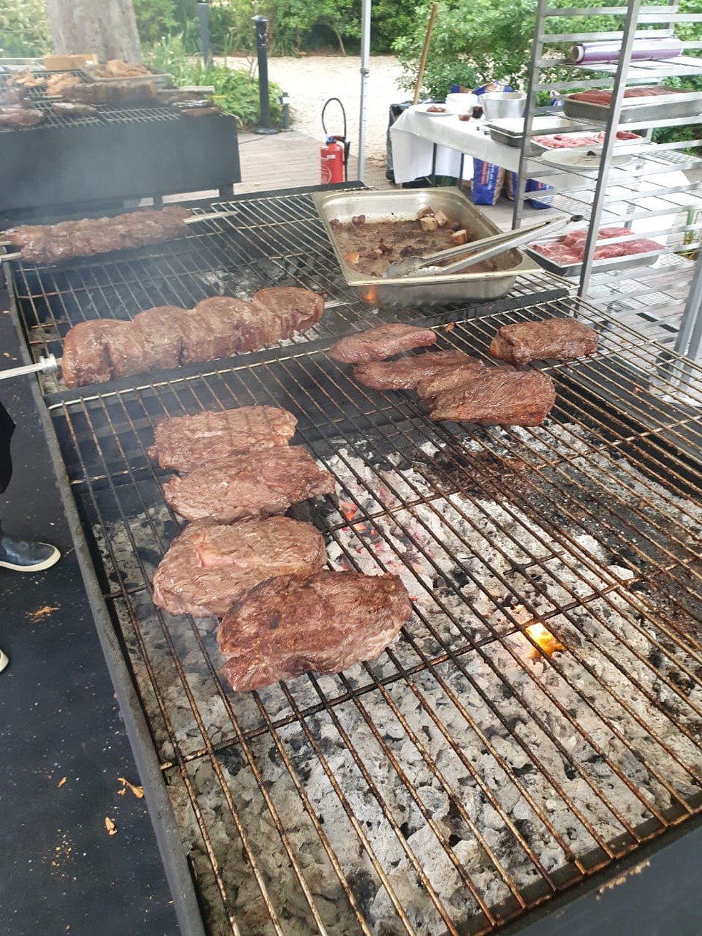 Churrasco em Paris comemorou o Brasil livre de febre aftosa sem vacinação. "É um novo começo para a pecuária", avalia a Abiec, que representa os frigoríficos — Foto: Rafael Walendorff