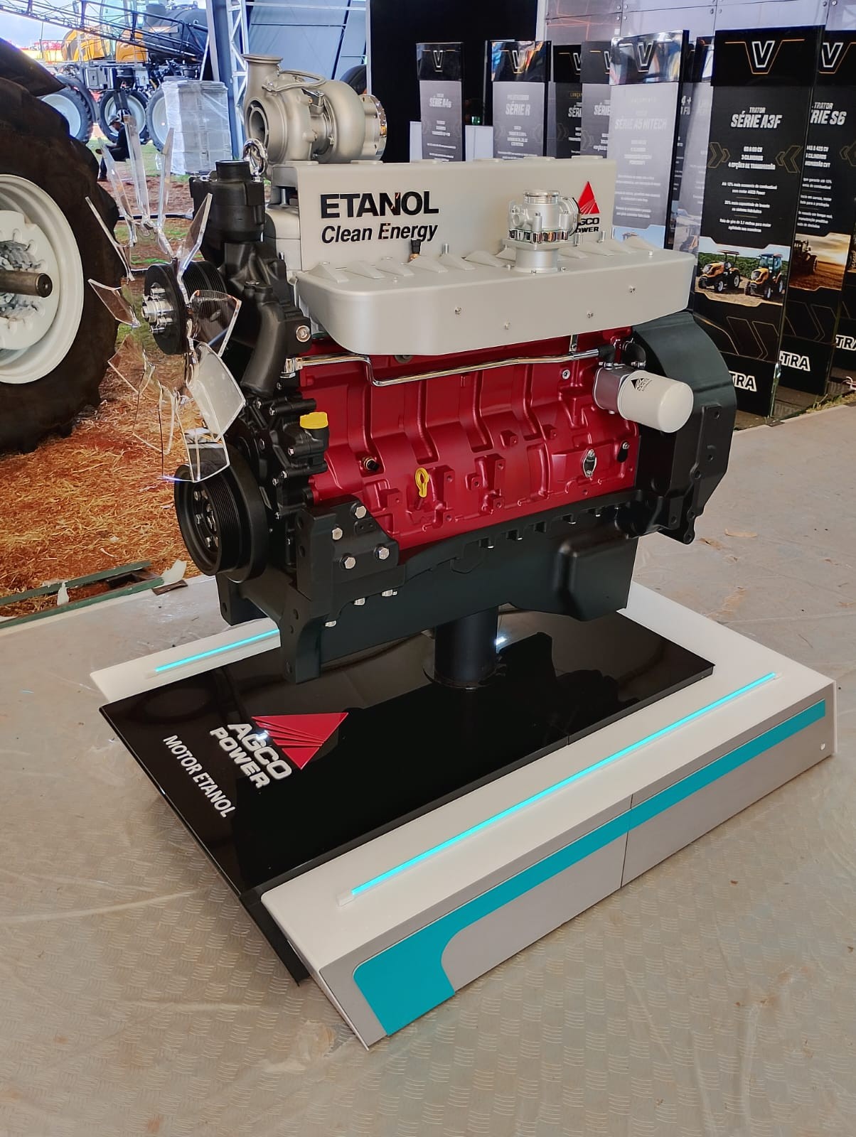 Fabricantes de máquinas agrícolas apresentam motores a etanol na Agrishow