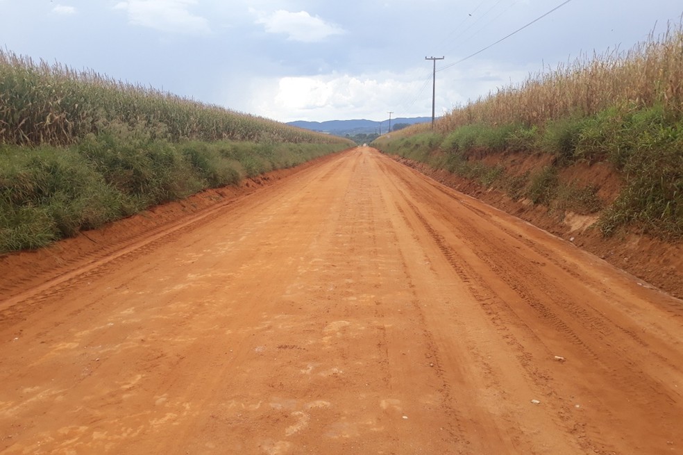 As estradas vicinais são vias não pavimentadas, geralmente de terra ou com revestimento natural — Foto: DER-PR / Divulgação