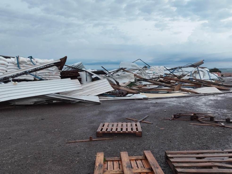 Chuva do fim de semana destruiu estruturas de fazendas no Paraná — Foto: Faep