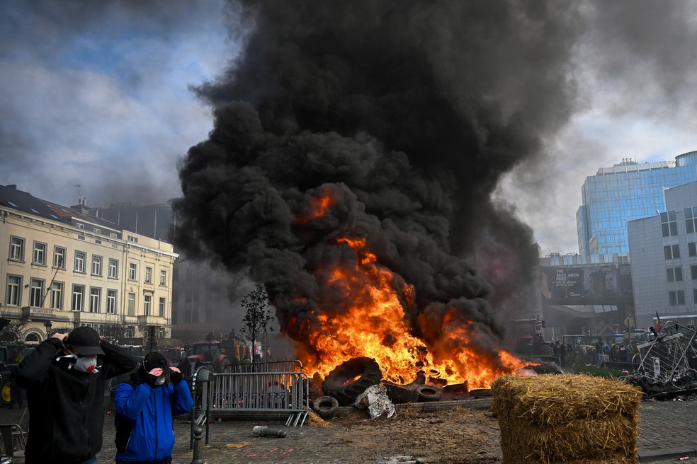 Produtores rurais europeus queimam pneus em protesto contra acordo entre Mercosul e União Europeia — Foto: Getty Images