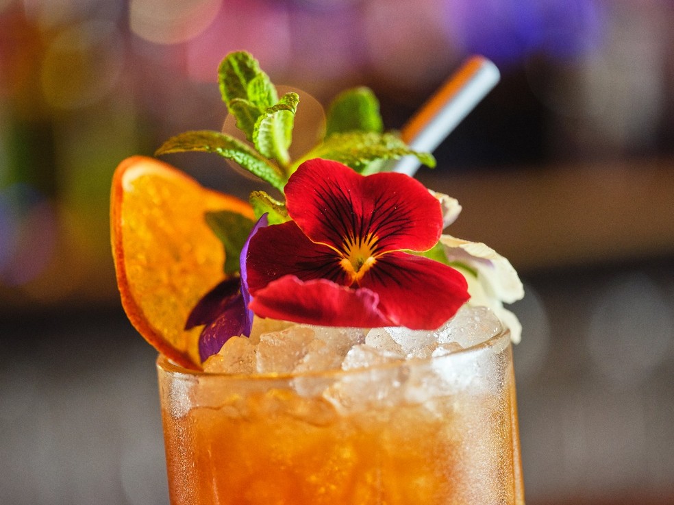 Flores também são bastante utilizadas na preparação de drinks — Foto: Envato