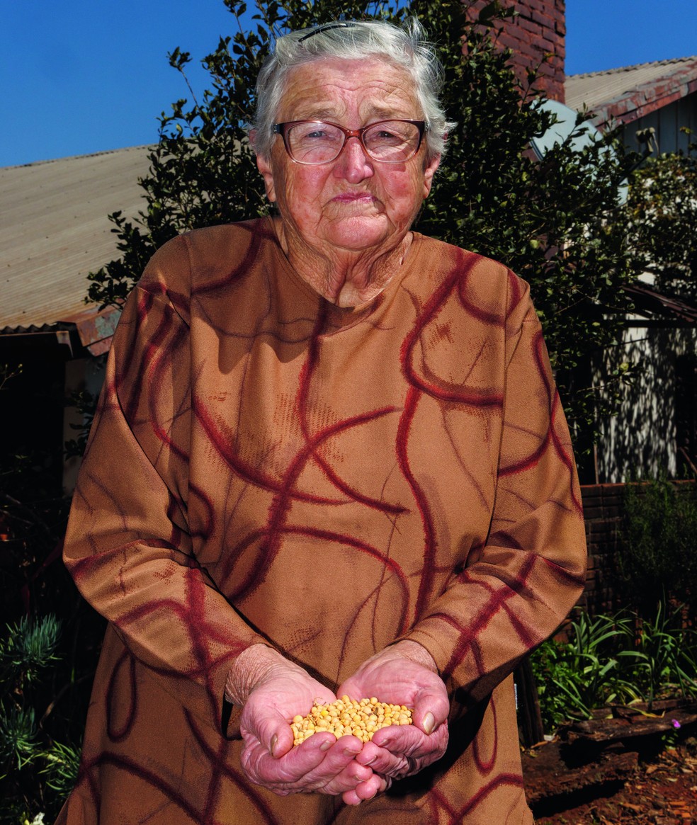 Sili Reiter Weiss, de 78 anos, vive em uma das primeiras áreas de cultivo de soja no Brasil — Foto: Fredy Vieira
