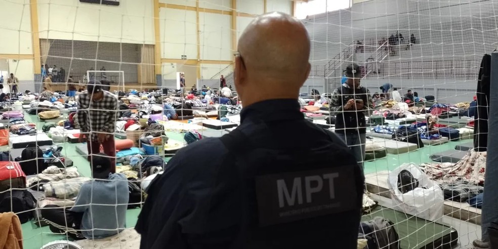 Em operação conjunta entre diversos órgãos,  207 trabalhadores foram resgatados de um alojamento na Serra Gaúcha — Foto: MPT-RS