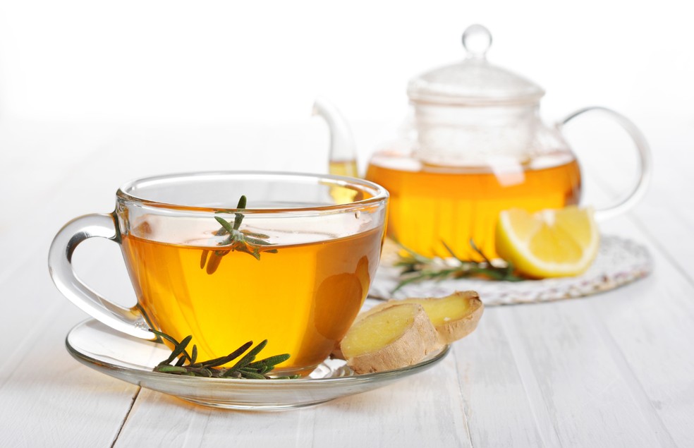 Adicione limão e gengibre ao chá para garantir ainda mais sabor — Foto: Canva/ Creative Commoms
