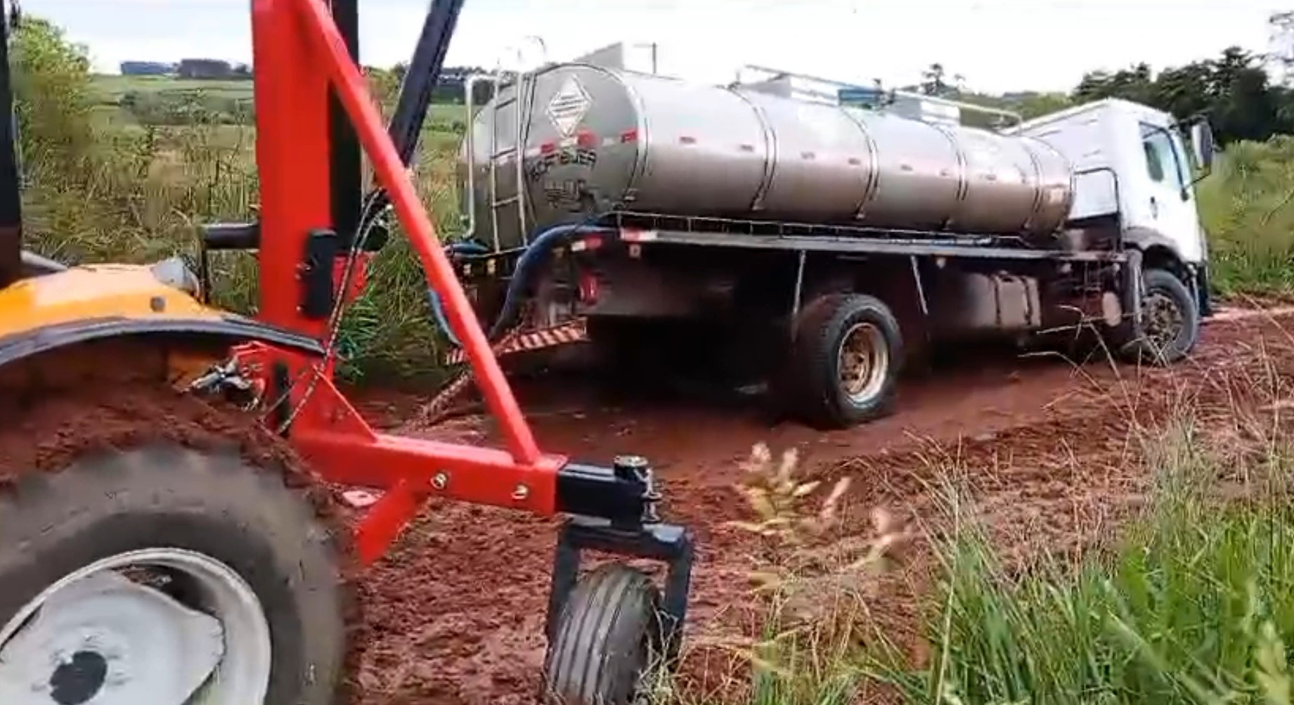 Atoleiros em estradas prejudicam produtores no interior do Rio Grande do Sul