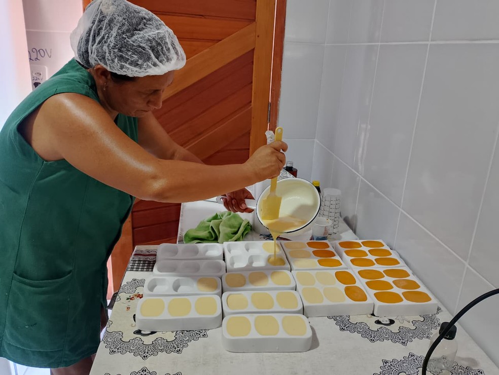 Produção de sabonetes — Foto: Divulgação