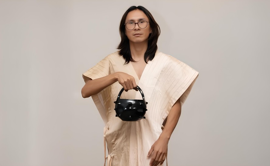 O cientista índigena Sioduhi Paulino de Lima criou uma tecnologia que transforma resíduos da mandioca em corante têxtil natural