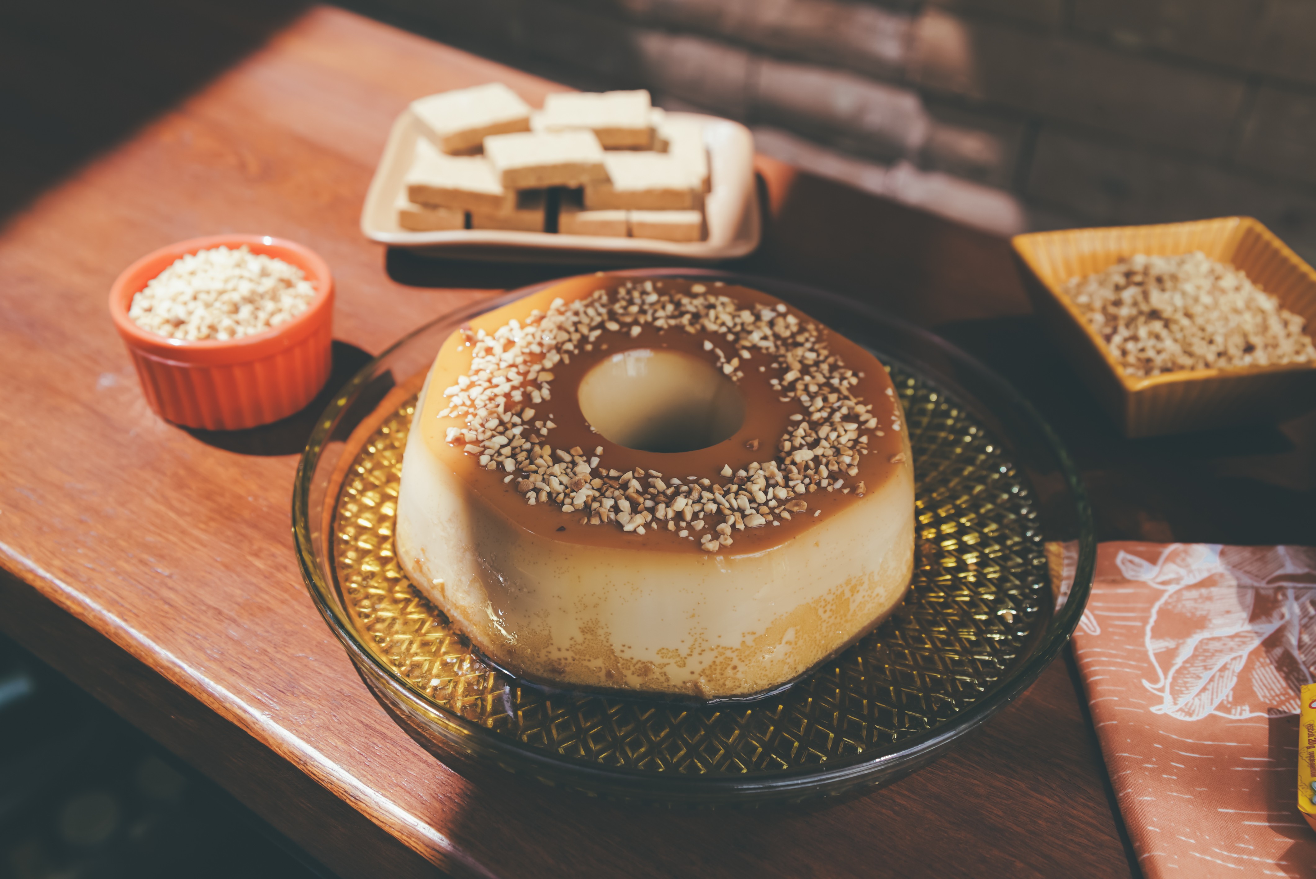 Unindo sabores clássicos: como fazer pudim de amendoim com paçoca