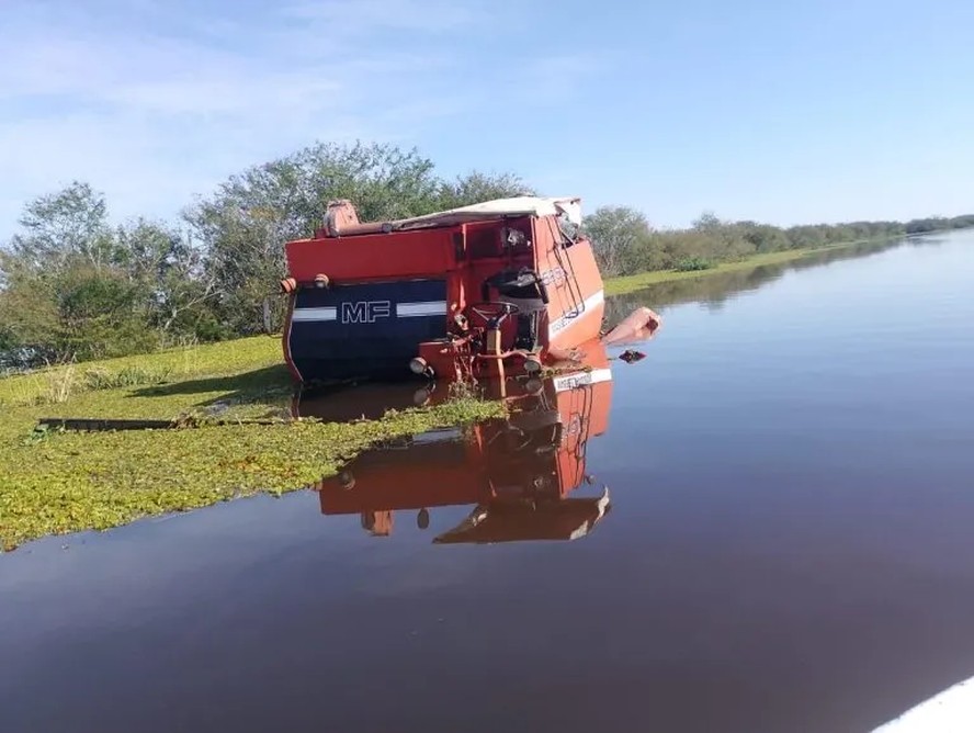 Colheitadeira de arroz destruída pelas chuvas