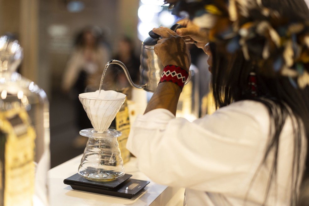 Celeste Suruí é também a primeira indígena barista do Brasil — Foto: Divulgação