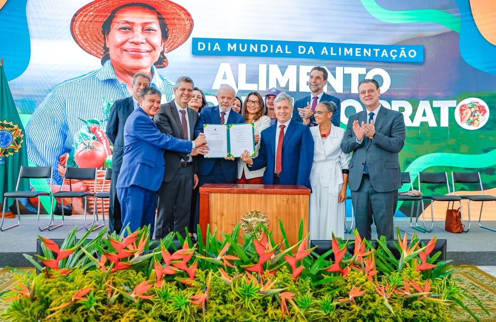 Presidente Luiz Inácio Lula da Silva e integrantes do governo em cerimônia alusiva ao Dia Mundial da Alimentação — Foto: Ricardo Stuckert / PR