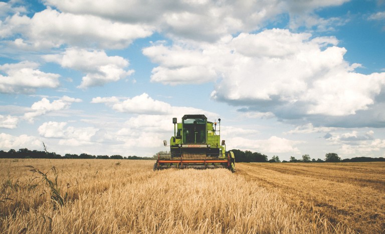 Grandes safras e juros elevados devem reduzir margens de empresas do agro