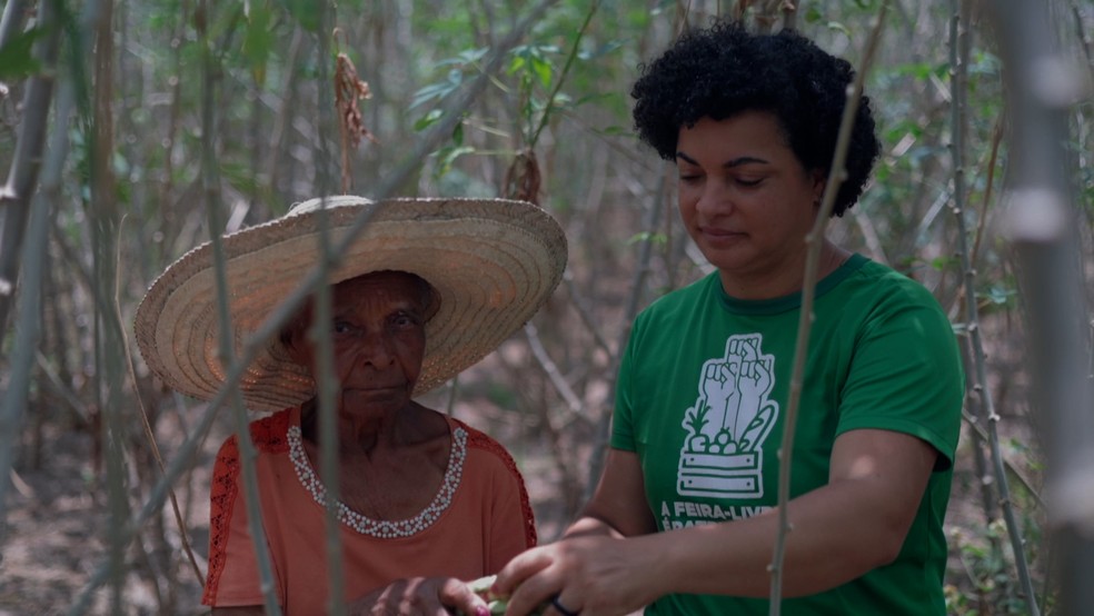 Therezinha dos Santos Ribeiro e sua filha Edineide na propriedade rural — Foto: Rogério Albuquerque