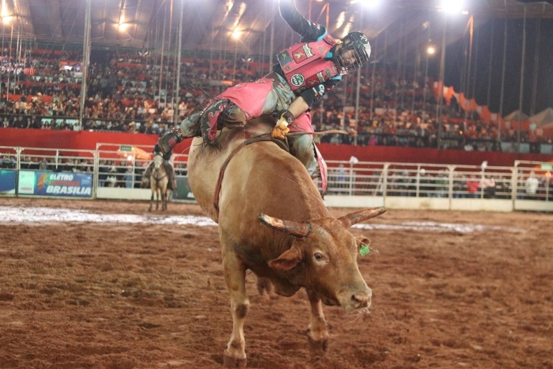 Peões de quatro países vão se enfrentar no rodeio de Votuporanga