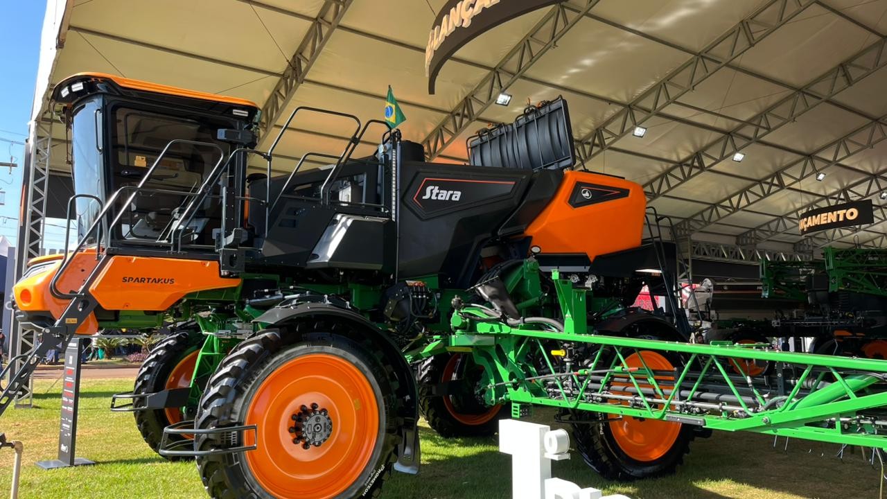 Empresa brasileira une distribuição por barra e pulverização em uma única máquina