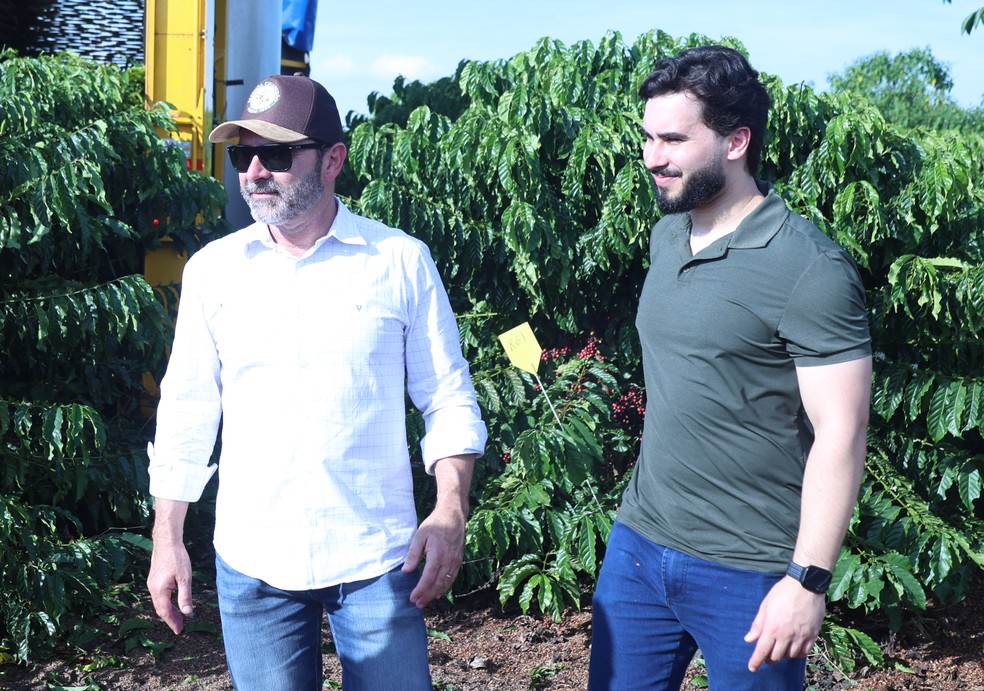 Eduardo e Rafael Bortolini, da fazenda Chapadão. Agricultura regenerativa favorece a produtividade do café conilon — Foto: Divulgação