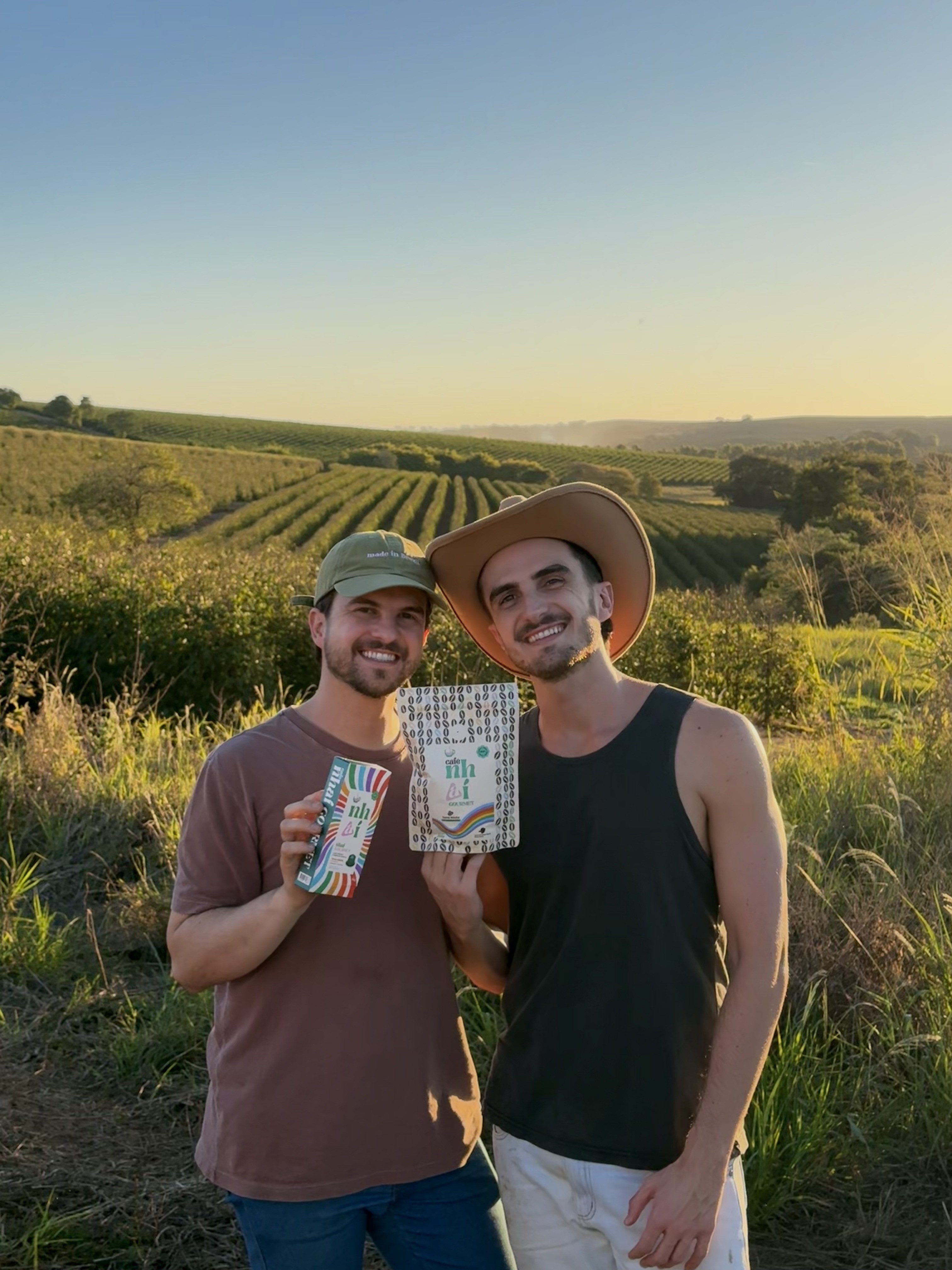 Aceitação e sucessão: irmãos gays assumem produção de café da família