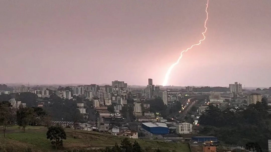 Fumaça de queimadas chega ao Sul e gera fenômeno raro no RS