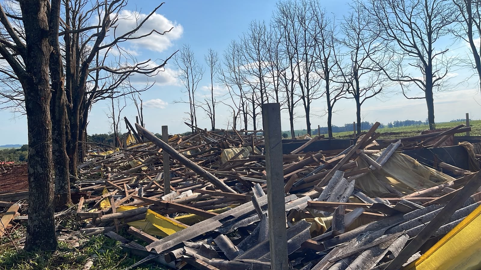 'Perdi o trabalho de uma vida': tornado no RS destruiu propriedade rural
