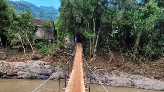 População improvisa passarela em município atingido pelas chuvas no RS