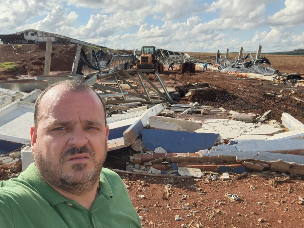 Granja do produtor João Claudio Romero em Quinta do Sol (PR) foi destruída pelo temporal — Foto: Arquivo pessoal