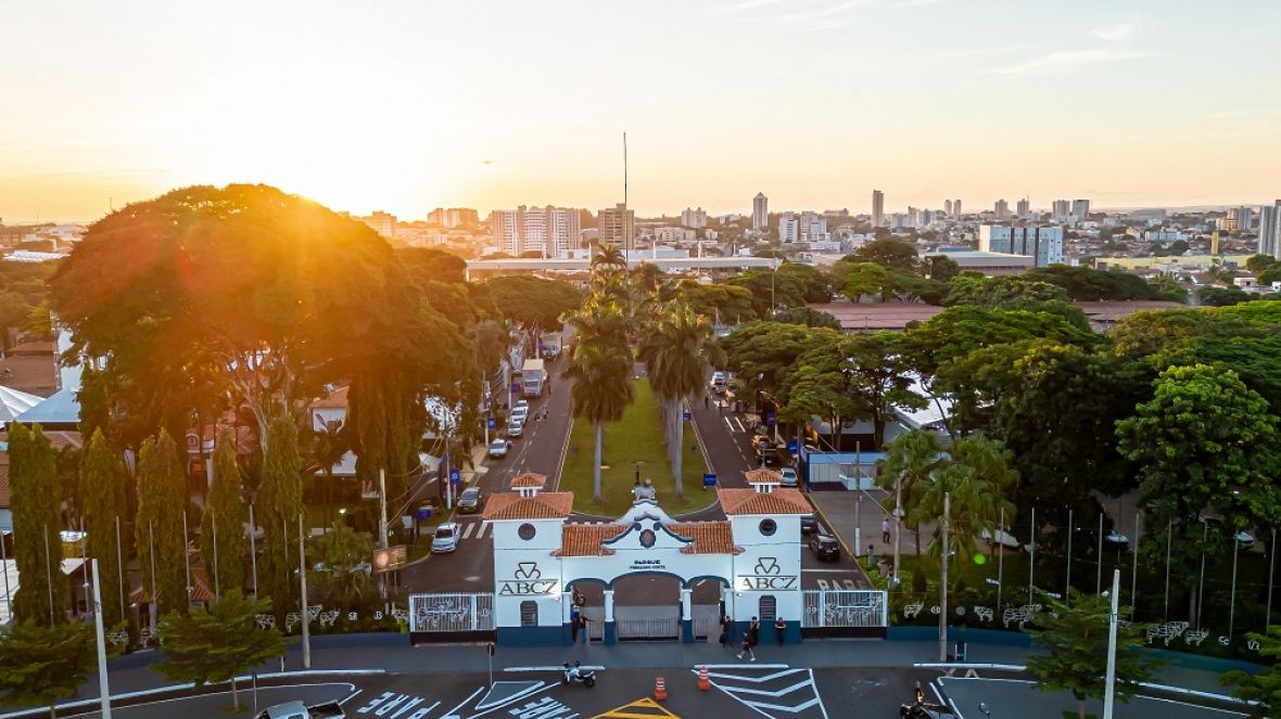 Abertura da Expozebu tem defesa do agro sustentável e críticas ao governo federal