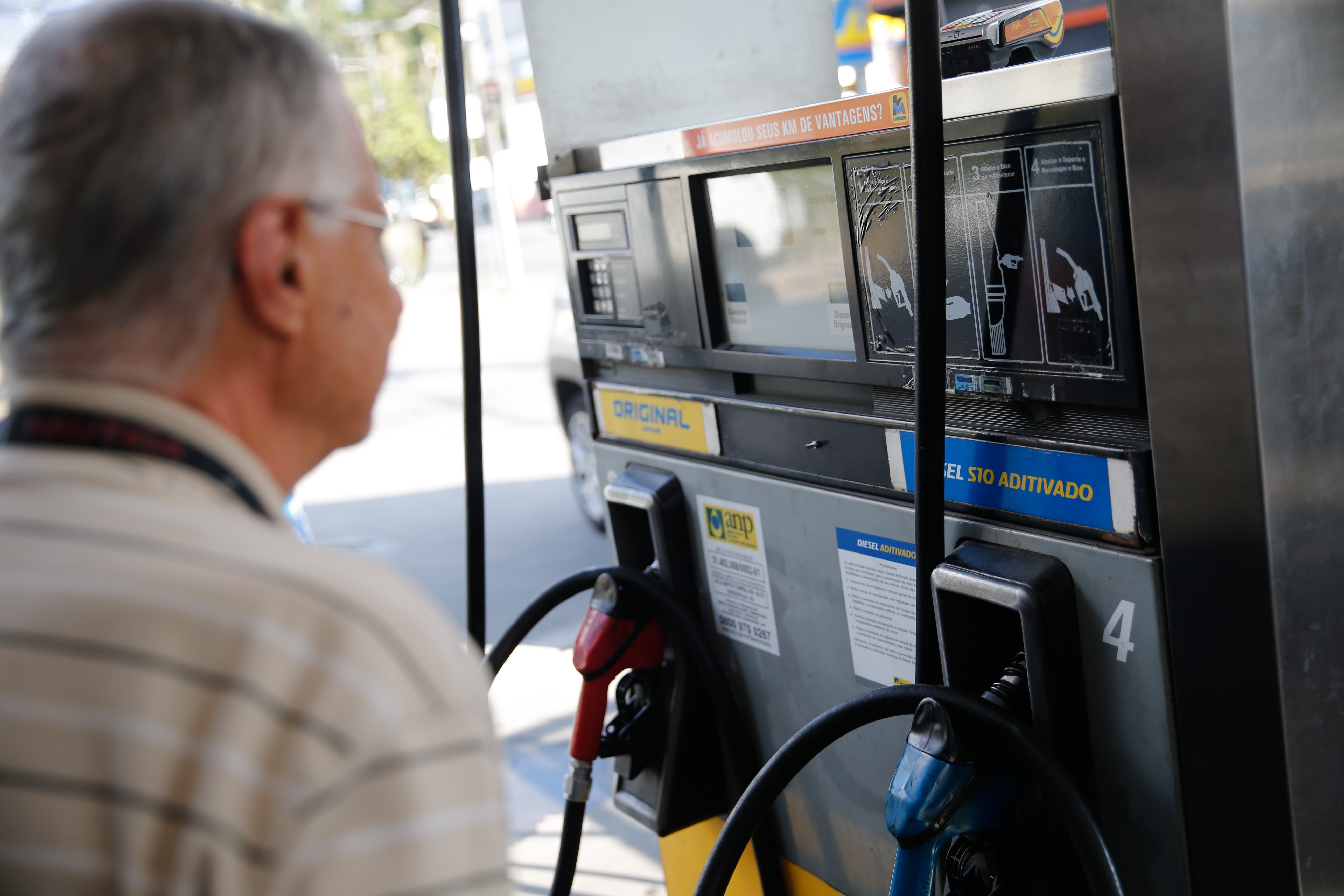 Ideia popular de lei que permite vender gasolina sem etanol irá ao Senado - QTU Questões do Universo