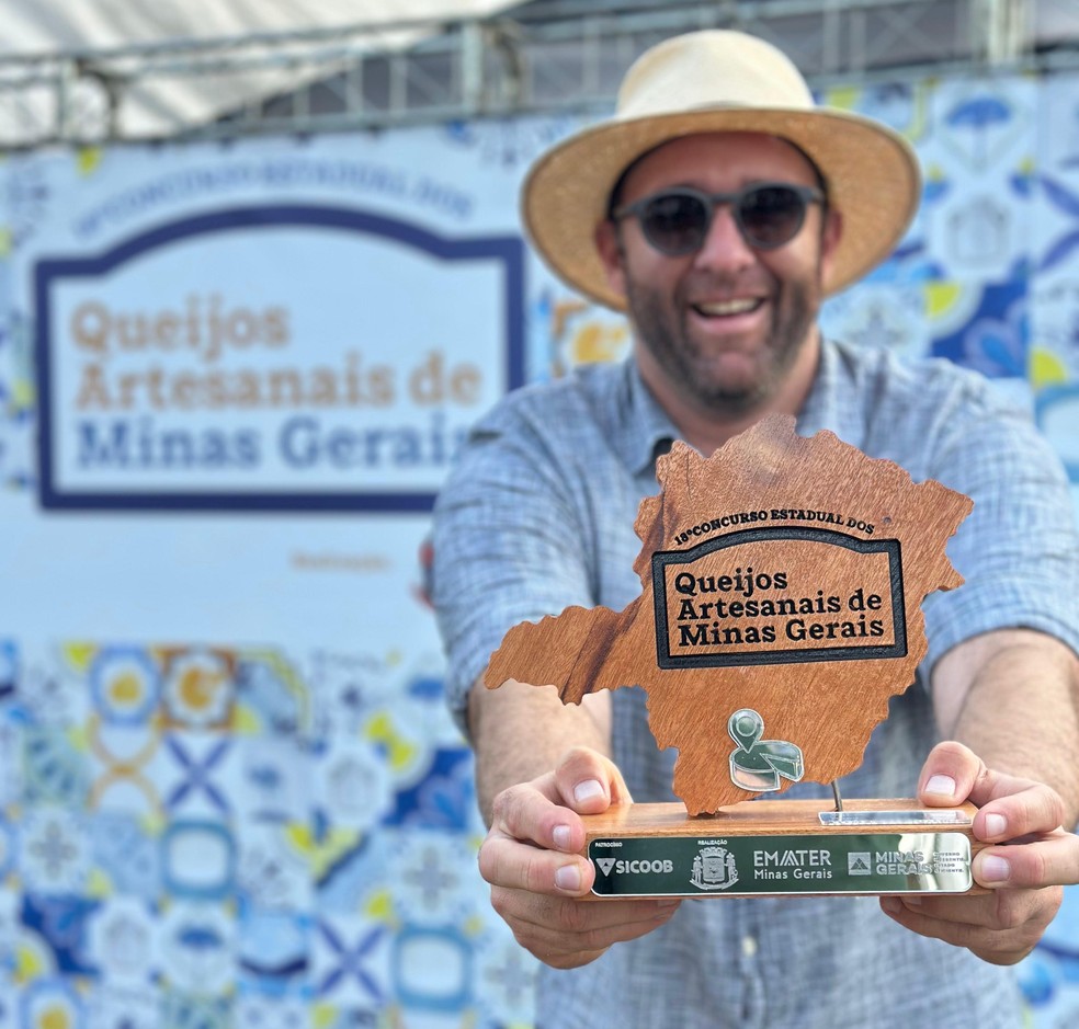 Produtor Vinícius Soares exibe prêmio recebido em concurso de queijos artesanais em MG — Foto: Arquivo pessoal