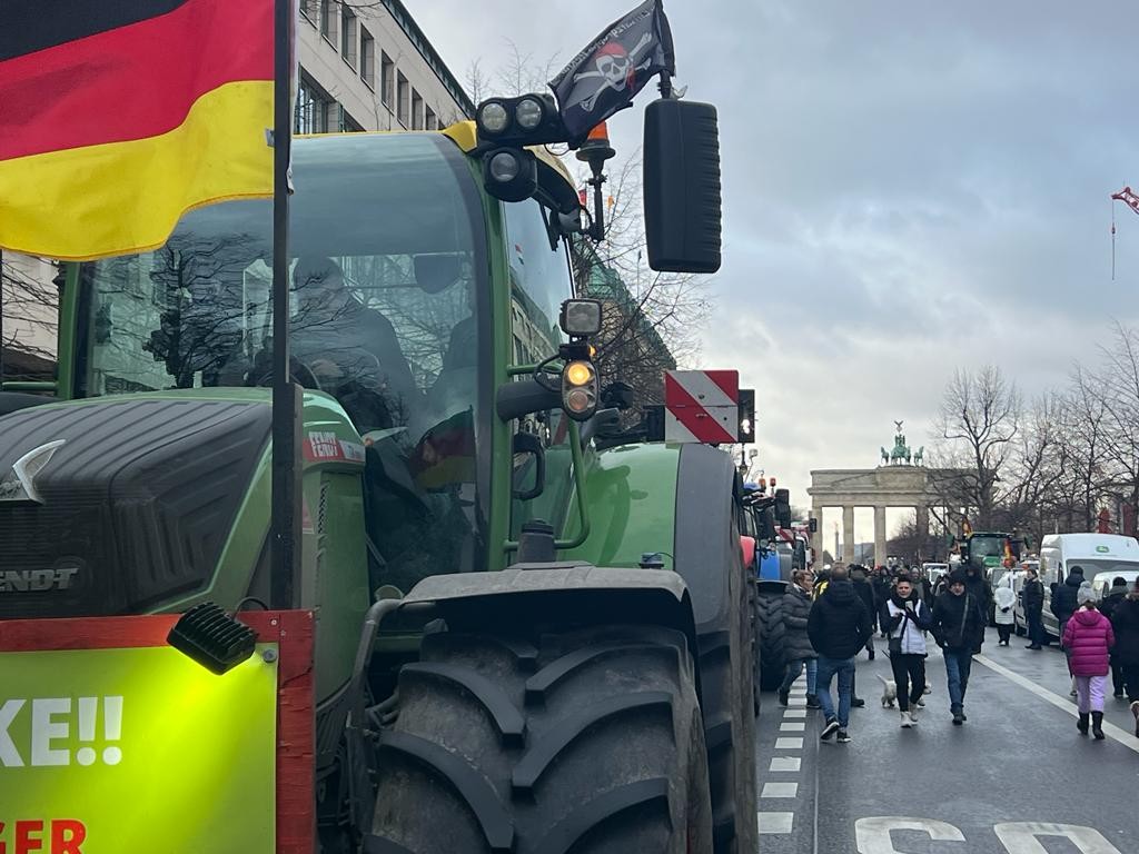 Protesto de agricultores alemães fecha ponto turístico em Berlim