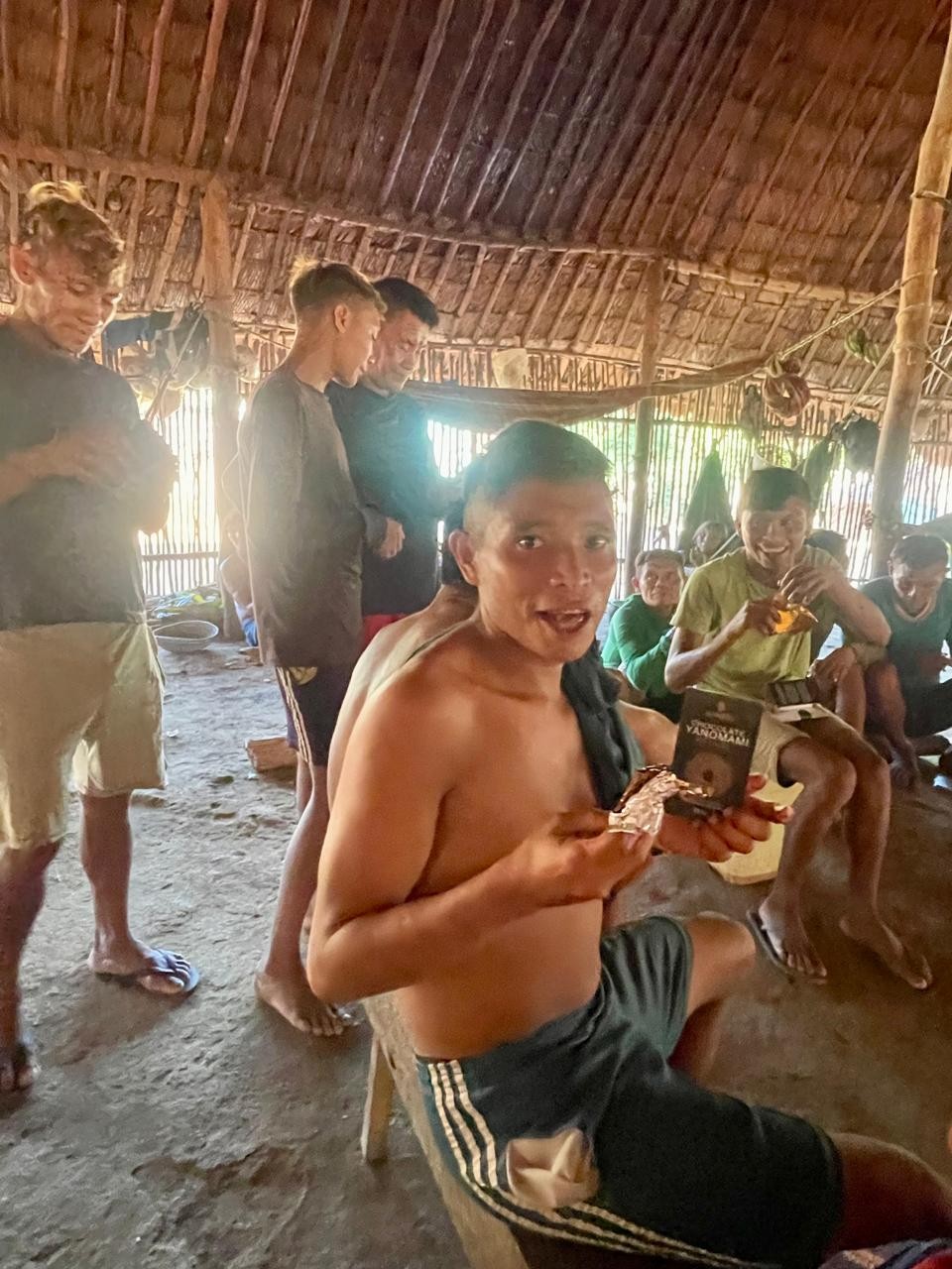 Povo indígena Yanomami na colheita de cacau — Foto: Divulgação