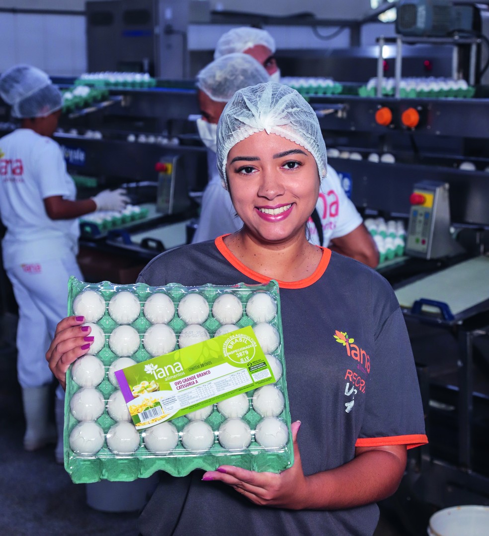 A veterinária Stephanie Vitório: ela diz que a atenção para evitar doenças e o contato das galinhas com aves migratórias tem que ser ainda maior em Jetibá (ES), onde as granjas estão muito próximas umas das outras — Foto: Ricardo Benichio