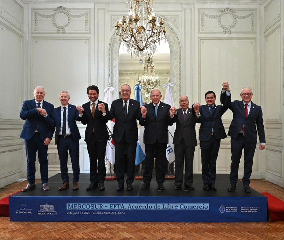 Representantes de países do Mercosul e da EFTA posam para foto oficial comemorativa do acordo comercial entre os dois blocos, anunciado na cúpula do bloco sul-americano, em Buenos Aires, capital da Argentina — Foto: Governo do Brasil